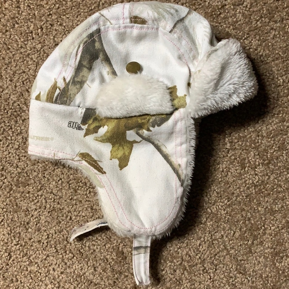 Womens Paramount Outdoors Trapper hat good cons